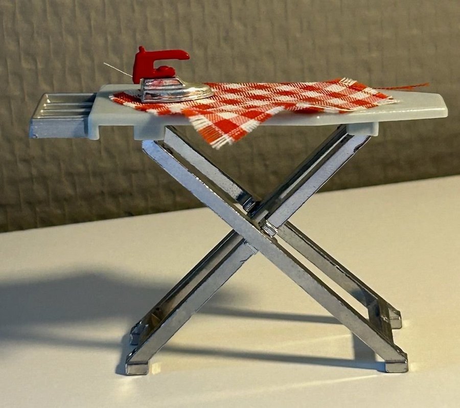 Lundby strykbräda med strykjärn