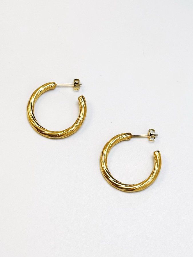 Hoops i stål med 18k guld med tvinnad design