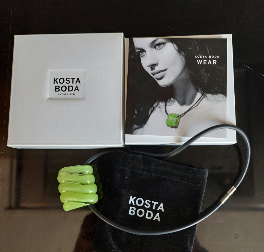 Kosta Boda designhalsband i serien Wear av Anna Ehrner