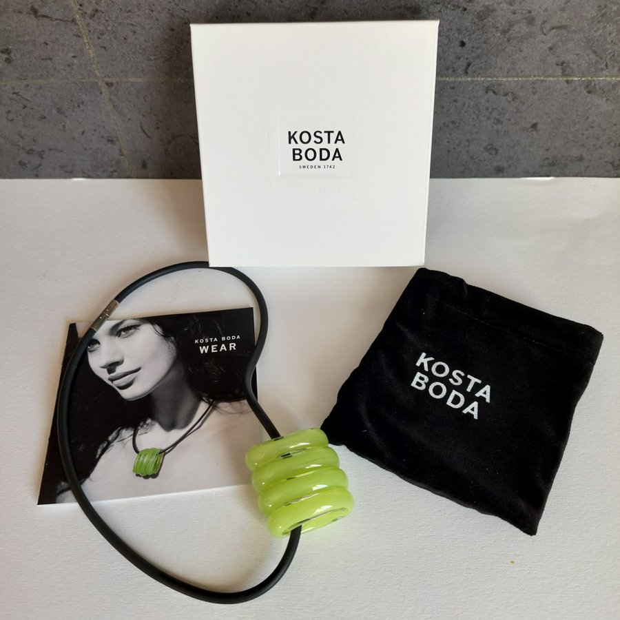 Kosta Boda designhalsband i serien Wear av Anna Ehrner