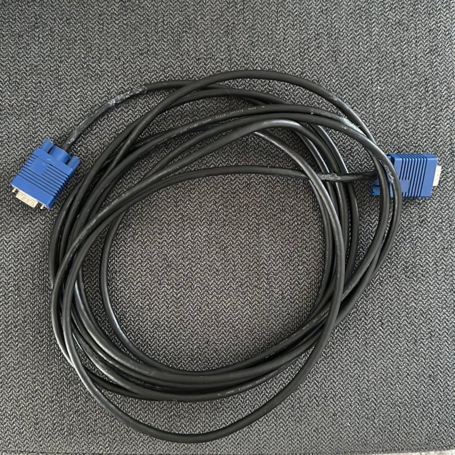 Lång VGA-kabel 4m