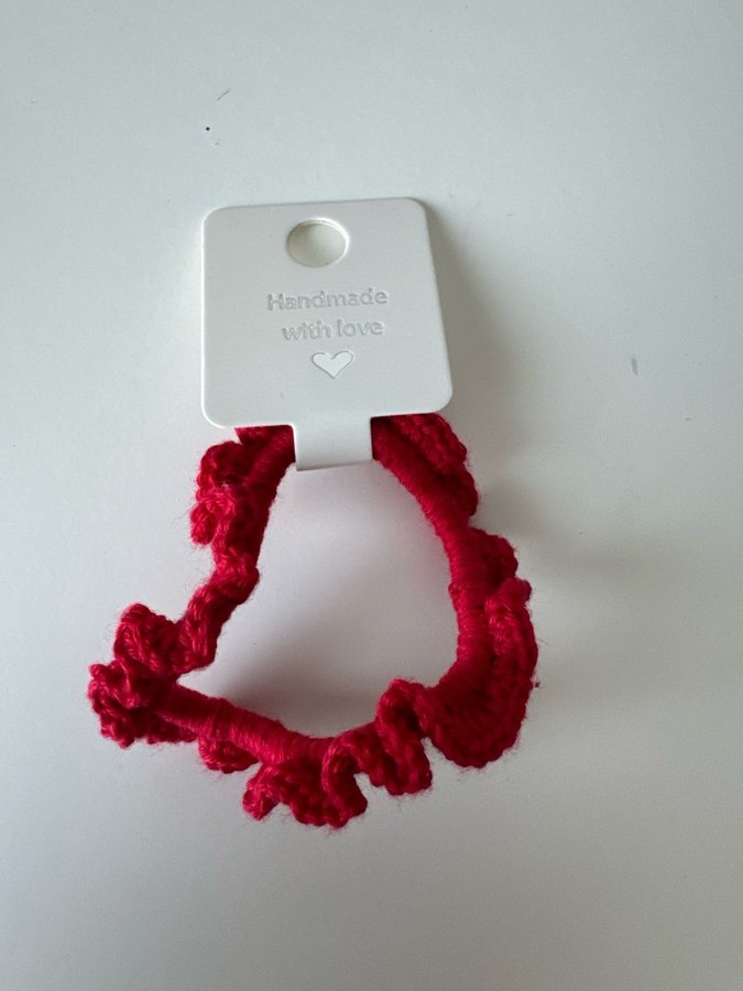 Handgjord virkad scrunchie med volanger, en julklapp