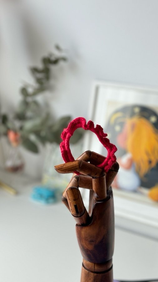 Handgjord virkad scrunchie med volanger, en julklapp