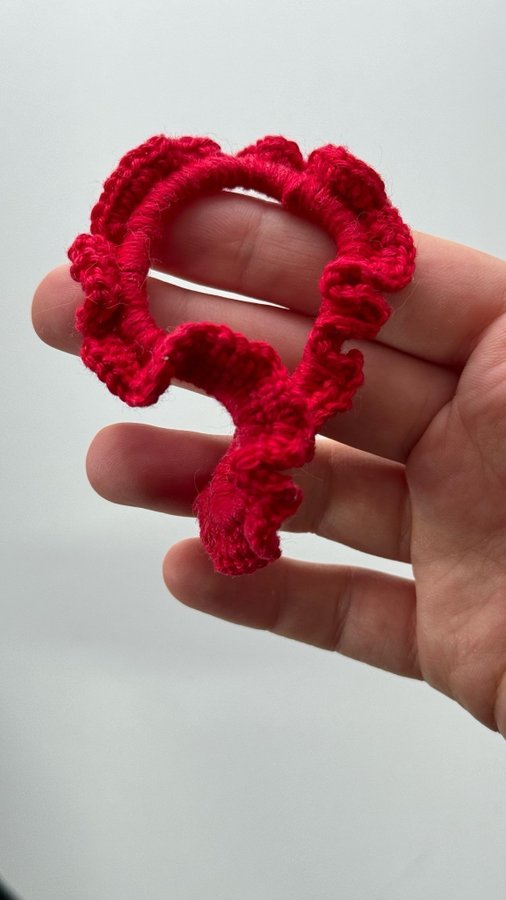 Handgjord virkad scrunchie med volanger, en julklapp