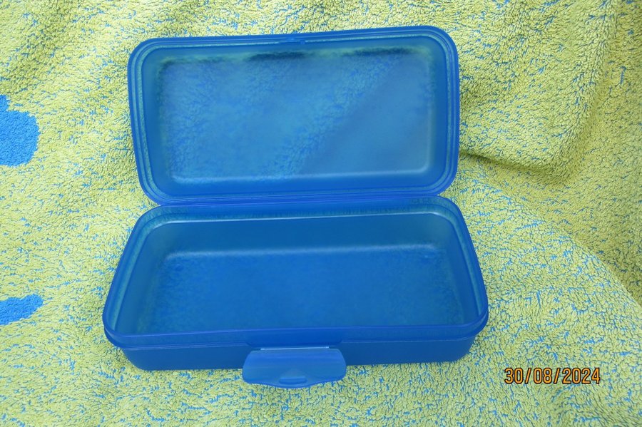 Tupperware låda blå för mackor, frukt, bär, m m.