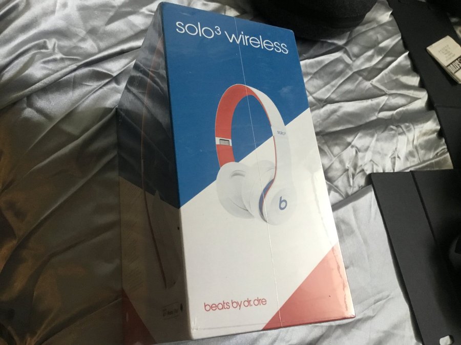 Beats solo 3 Club collection vit/ blå helt nytt inplastad