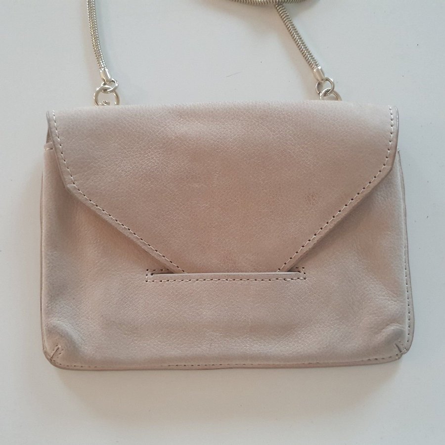 Filippa k liten axelremsväska beige mocka