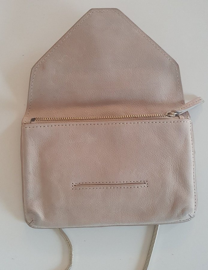 Filippa k liten axelremsväska beige mocka