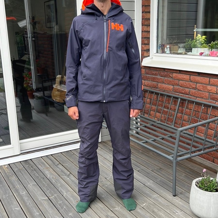 Helly Hansen skidjacka och skidbyxor (komplett skidställ)