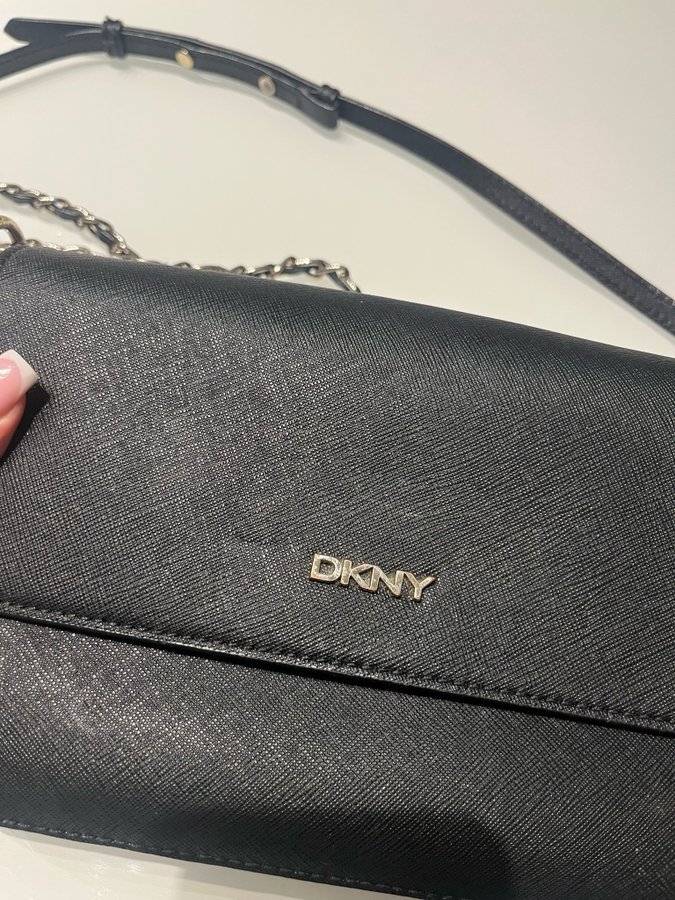 DKNY axelremsväska