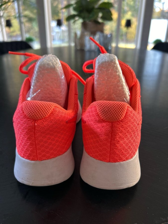 Nike löparskor, gym sneakers promenad 37.5 storlek 37,5, orange