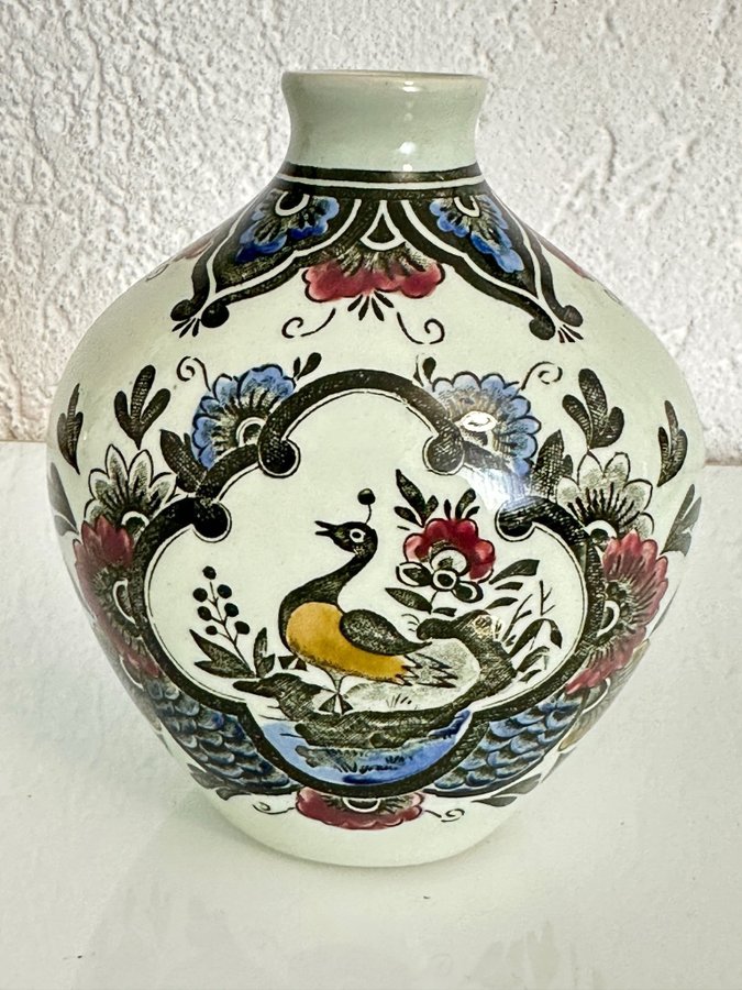 Vase mit Pfau