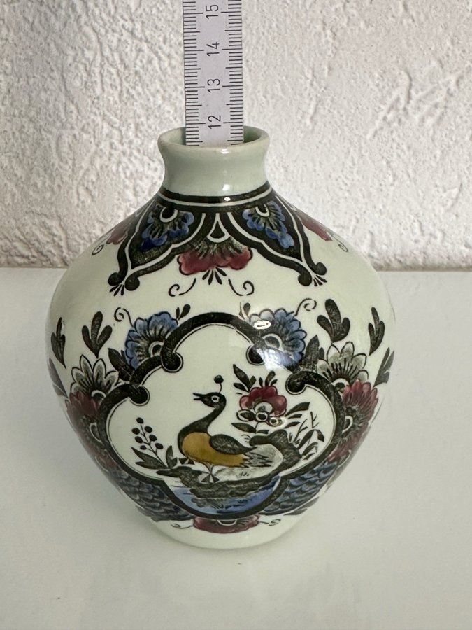 Vase mit Pfau