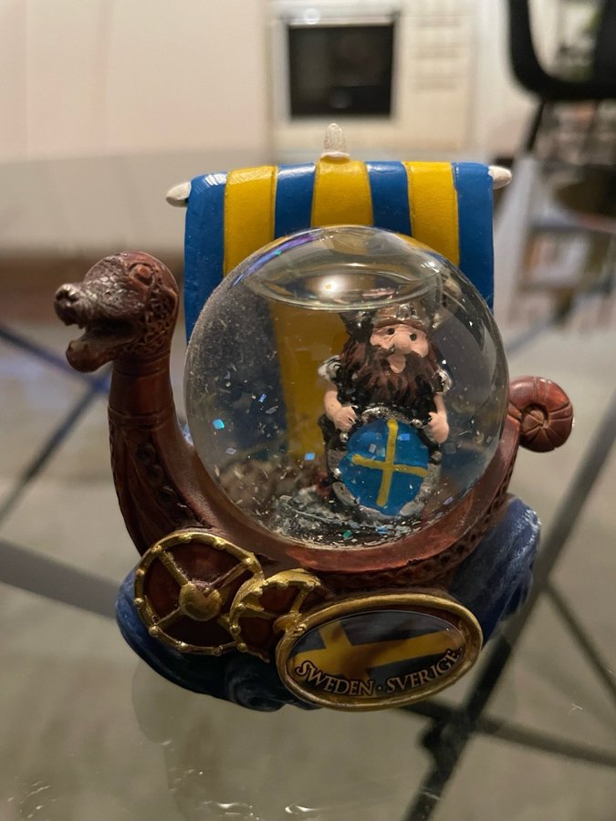 Snöglob med viking i båt