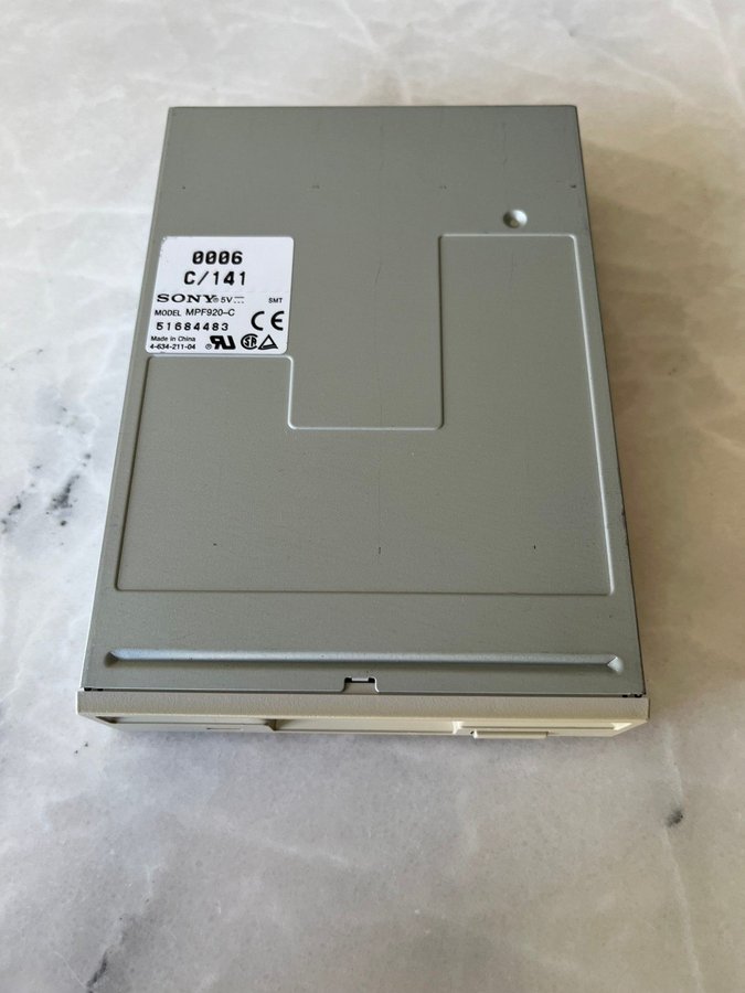 Sony MPF920c C/141 Vit Diskettstation/Floppy 1.44MB