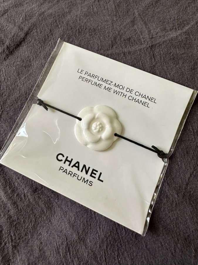 Perfume Me with Chanel Beauté Camellia armband keramik