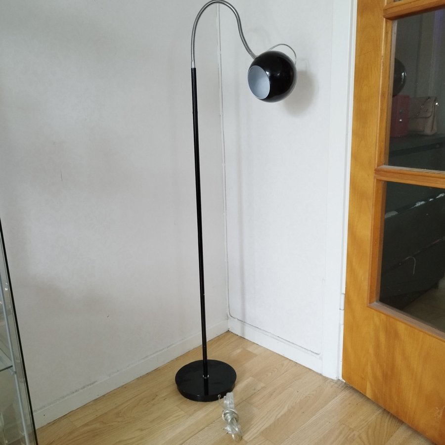 Retro- GOLVLAMPA märkta Bolagret i svart lackerad metall