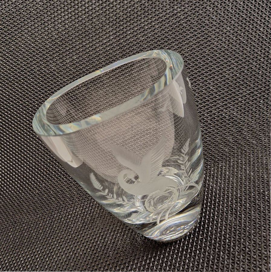 Glasvas med fågelmotiv