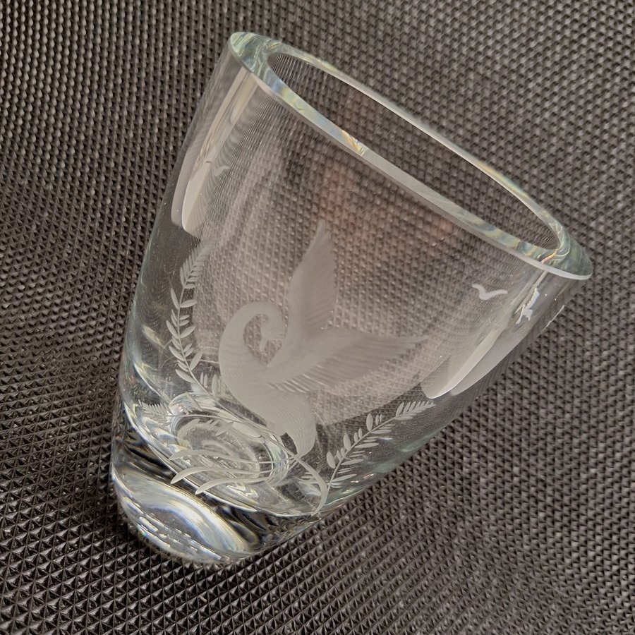 Glasvas med fågelmotiv