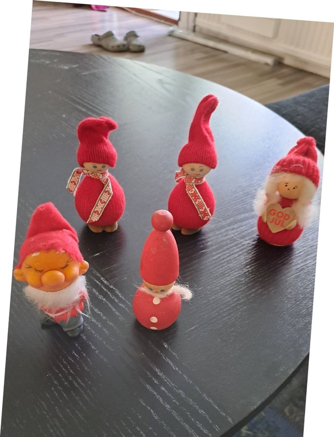 Träfigurer hantverk trä julby tomte jultomte troll i gummi