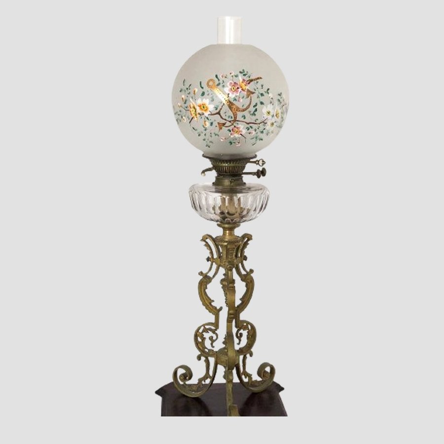 Mycket Fin, Fotogenlampa, Metallfot, Bemålad glaskupa, kristalloljehus, 1900-tal