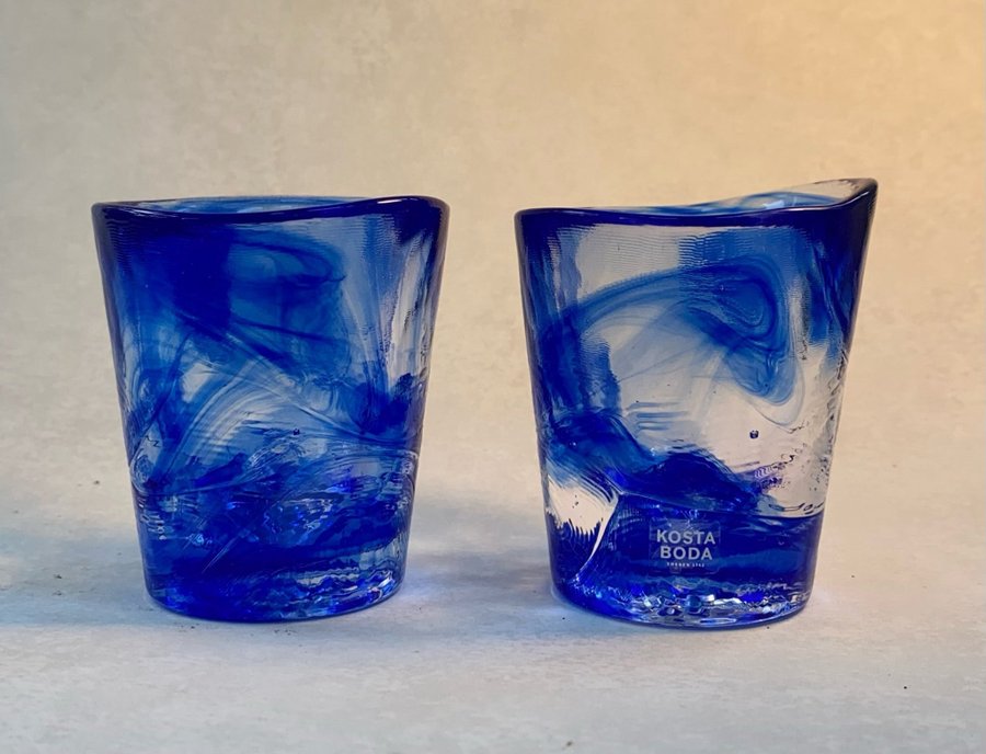 Ulrica Hydman Vallien Kosta Boda shotglas ”Mine” blått glas