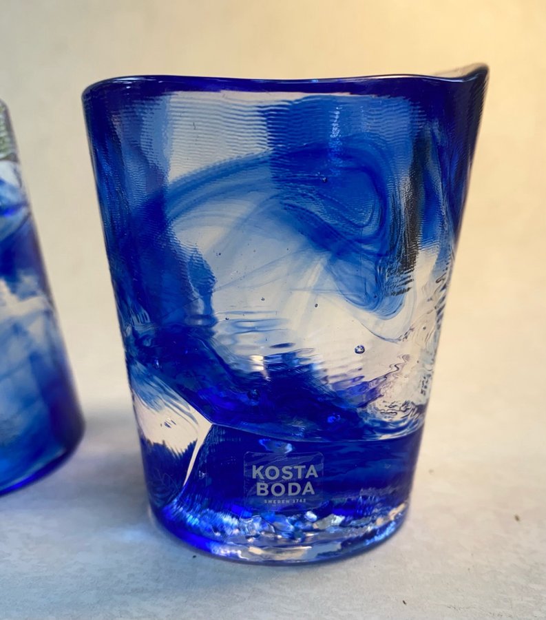 Ulrica Hydman Vallien Kosta Boda shotglas ”Mine” blått glas