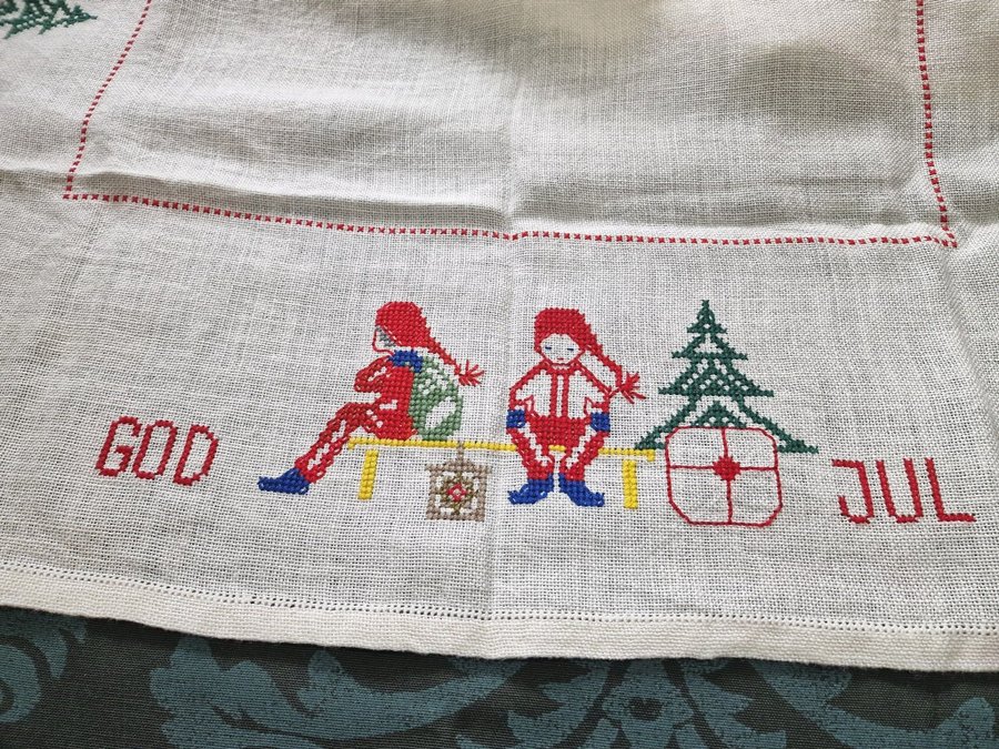 Större Julduk med tomtar broderat med korstygn 60-tal