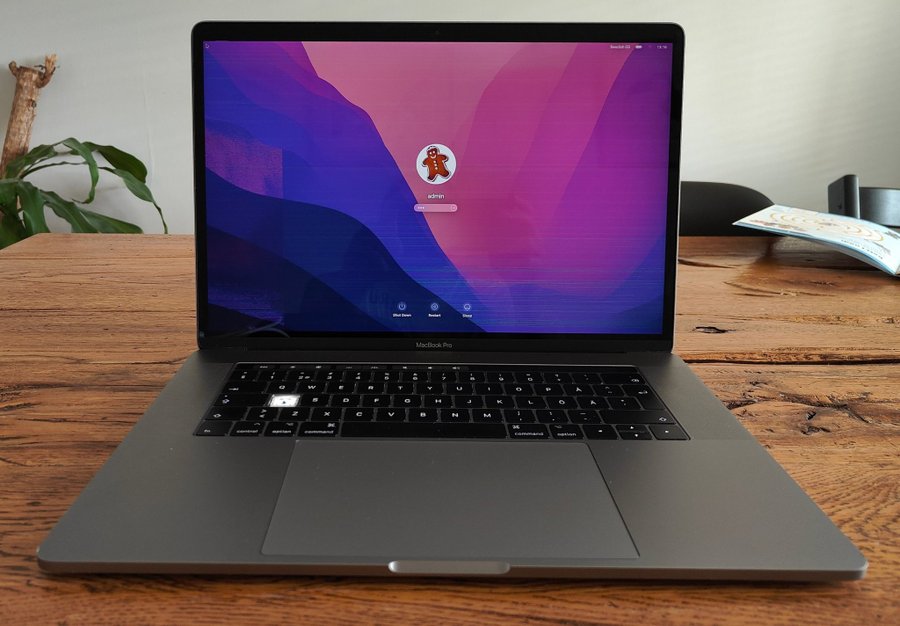 Macbook Pro 15” 2017 (i7 16GB 512GB) - touchbar - läs