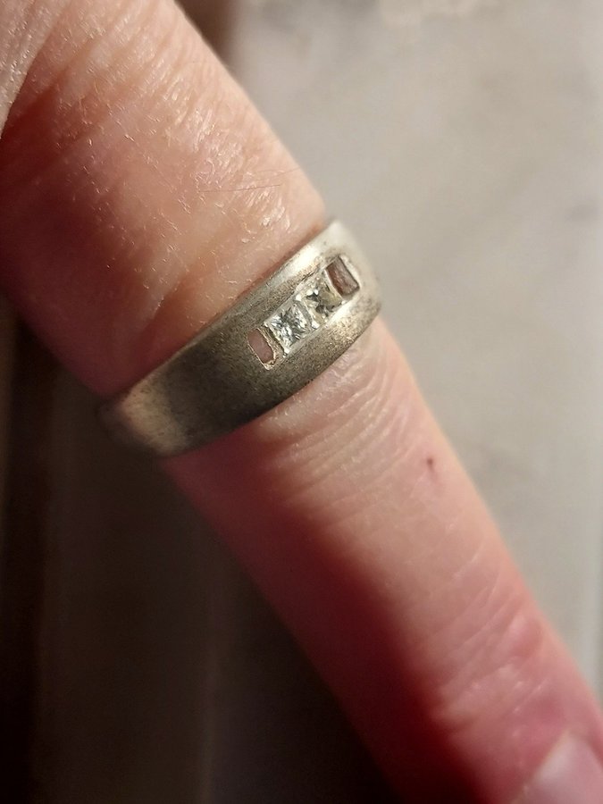 Ring Silvrig Metall 2 "diamanter" på ovansidan Inre omkrets ca 6,5 cm