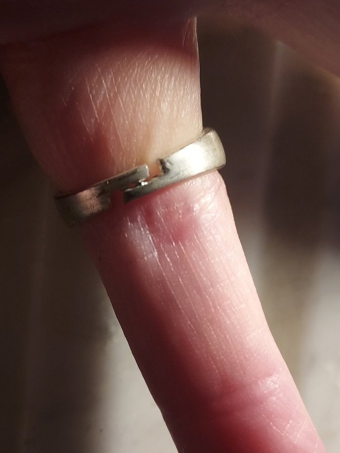 Ring Silvrig Metall 2 "diamanter" på ovansidan Inre omkrets ca 6,5 cm