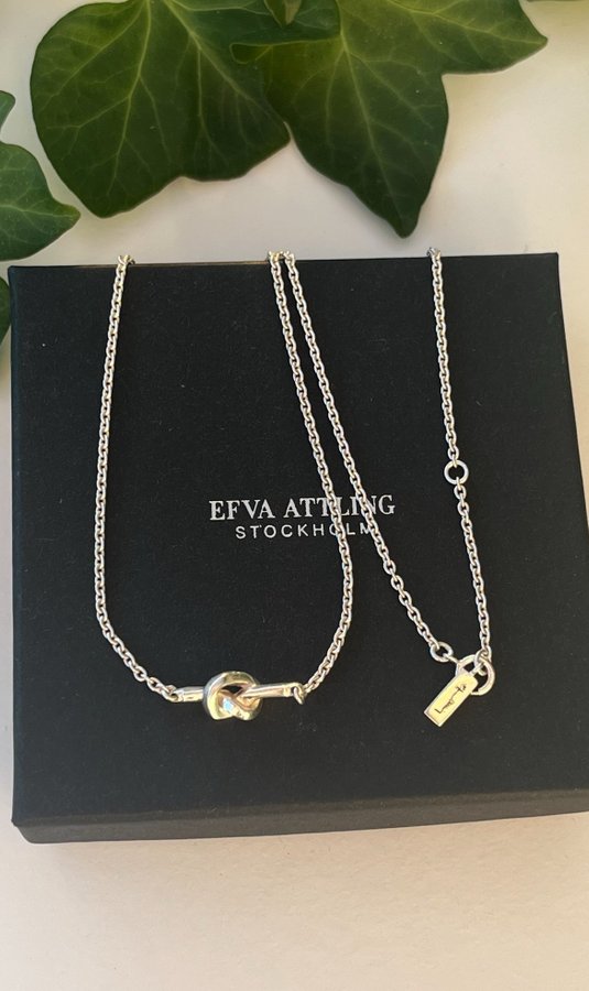 Efva Attling Love Knot halsband i silver.