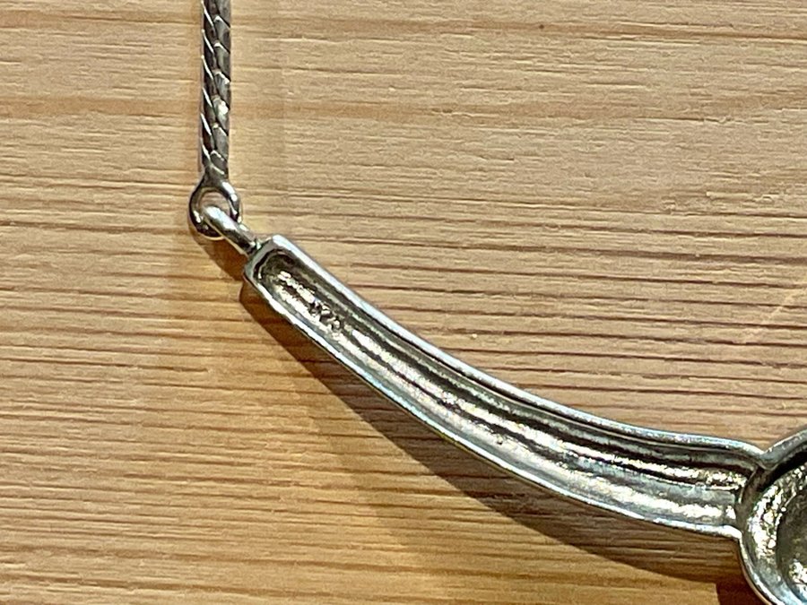 Äldre, VTG silverhalsband/ collier med vacker glittrande vit sten / stämplat 925