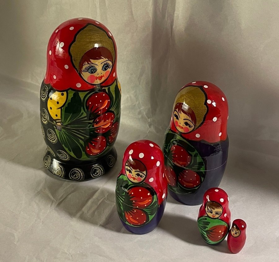 Rysk Nesting Doll med Jordgubbar