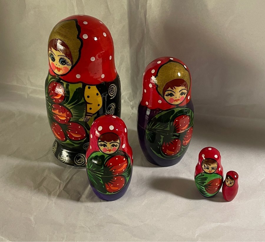 Rysk Nesting Doll med Jordgubbar