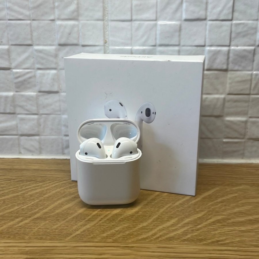 Apple AirPods Gen 2 med laddningsfodral - LÅGT UTROP 1 KR