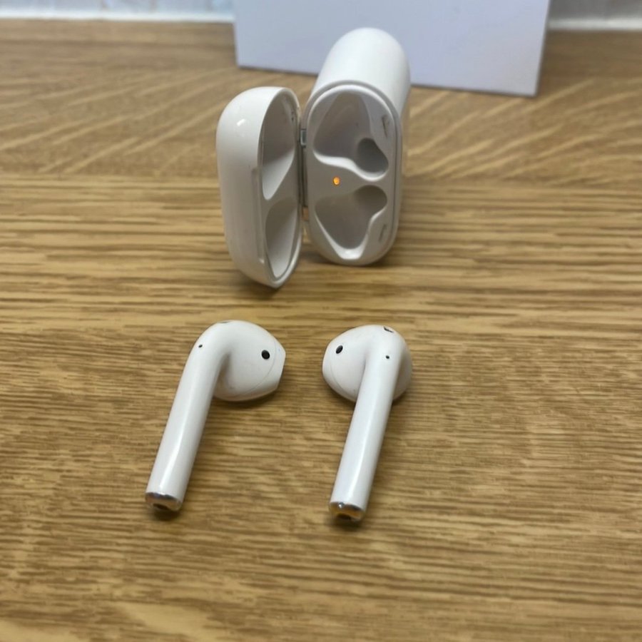 Apple AirPods Gen 2 med laddningsfodral - LÅGT UTROP 1 KR