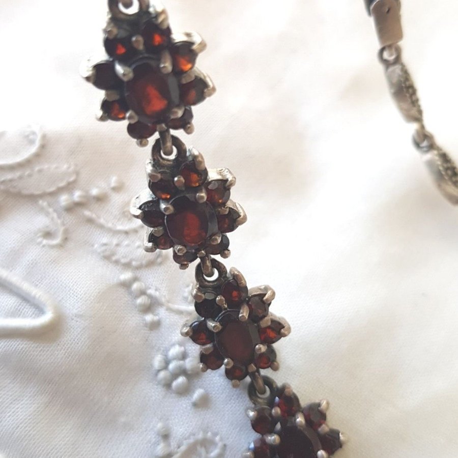 Vintage- collier av silver m glittriga granater/garnets o markasiter, L38,5cm