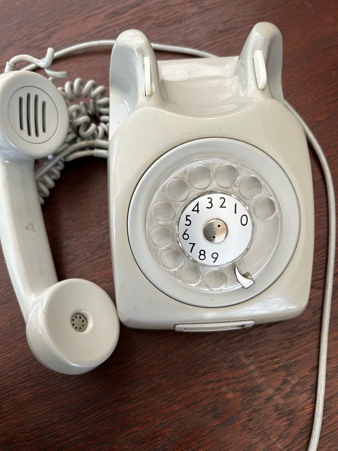 Telefon grå plast analog fingerskiva Televerket Sweden från ca 1970-talet