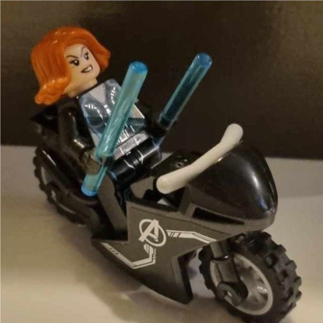 Lego Marvel Black Widow med Avengers motorcyckel