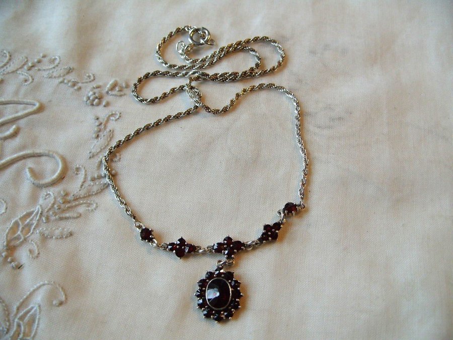 Äkta vintage-collier av 925 silver med vackra granater/garnets, längd 46,5cm