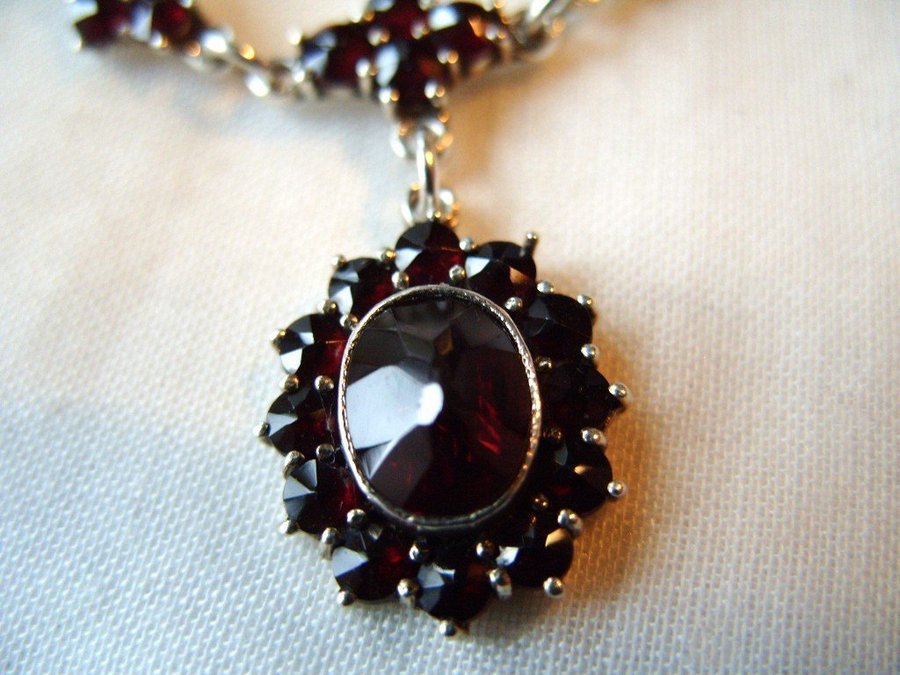 Äkta vintage-collier av 925 silver med vackra granater/garnets, längd 46,5cm