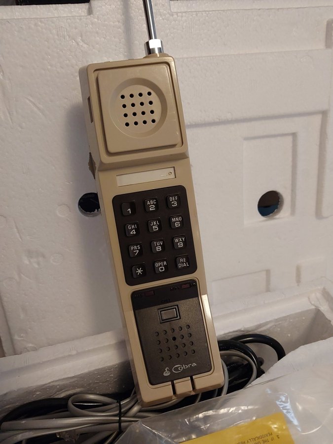 1982 års Cobra CP-210S Portable Cordless Extension Telephone i mint condition.