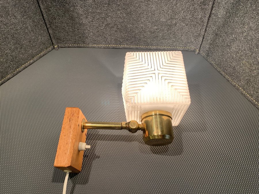 Vägglampa i teak, mässing och glas