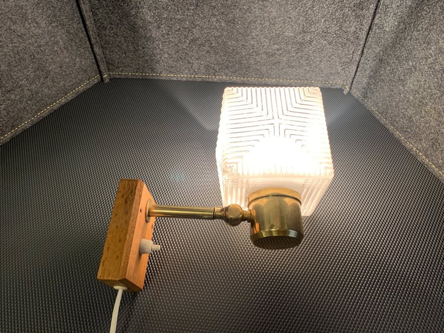 Vägglampa i teak, mässing och glas