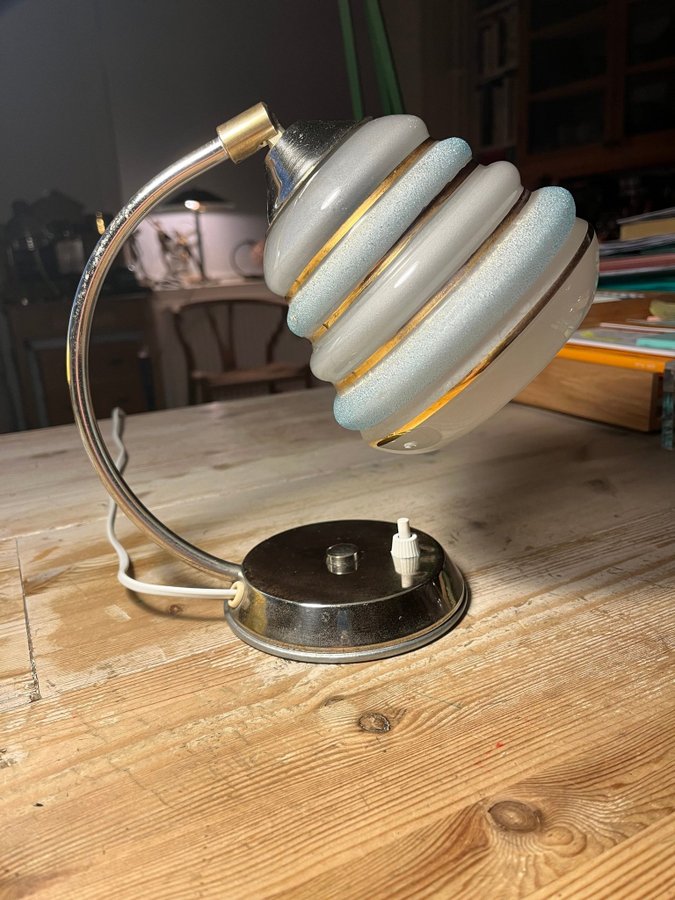 Art deco bordslampa med blå stripad glaskupa