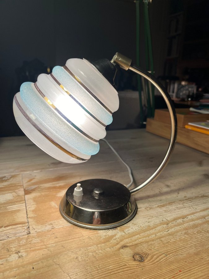 Art deco bordslampa med blå stripad glaskupa