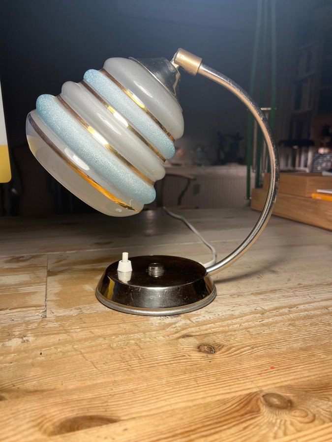 Art deco bordslampa med blå stripad glaskupa