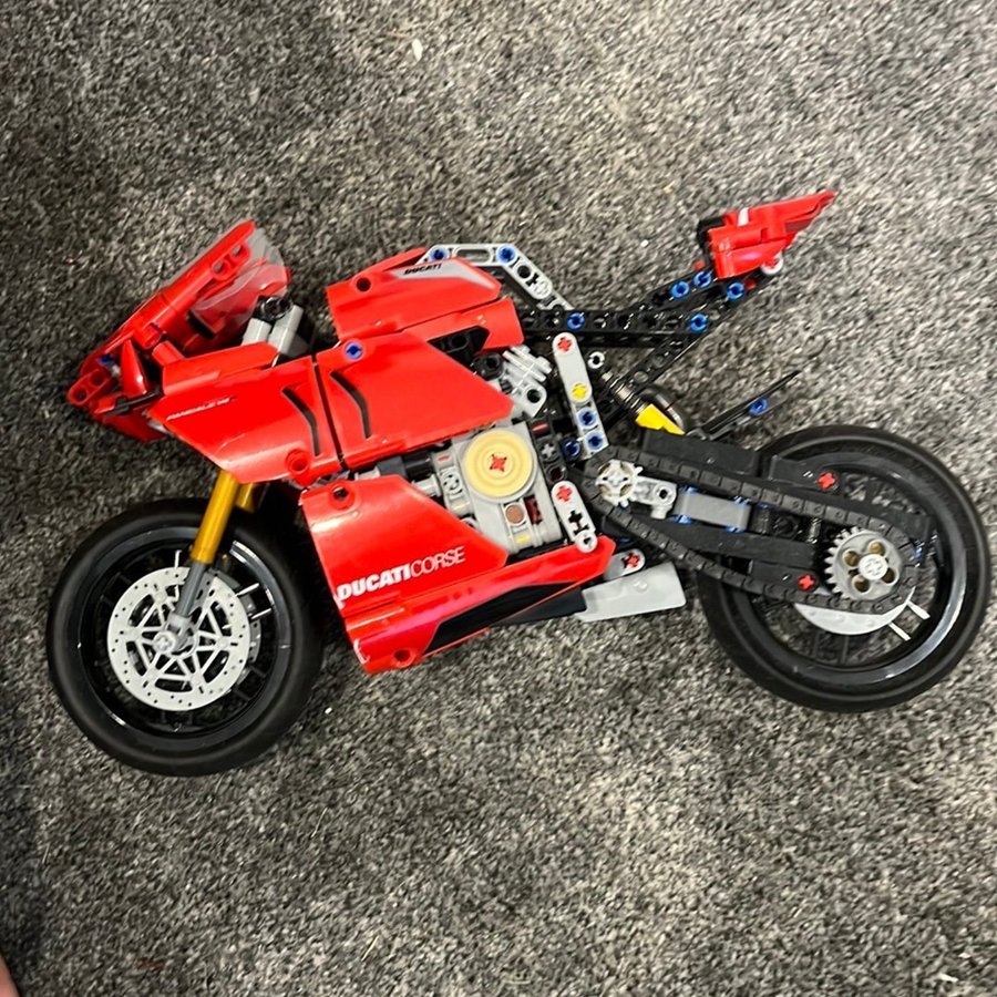 Lego Technic Ducati Panigale V4 R 42107