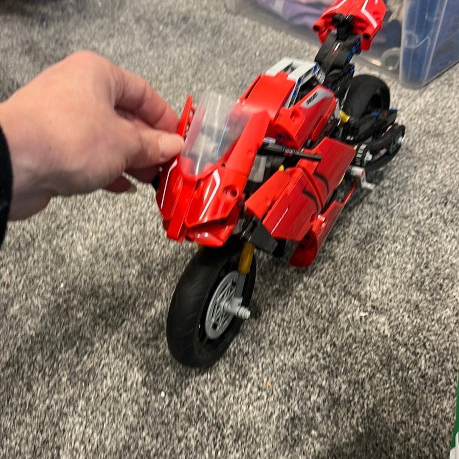 Lego Technic Ducati Panigale V4 R 42107